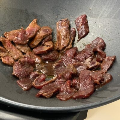 Recette wok de boeuf et nouilles chinoises -Dans un wok très chaud, ou une grande poêle, griller les lamelles de viande très rapidement de chaque côté.
Les réserver et cuire les légumes quelques minutes à leur tour.