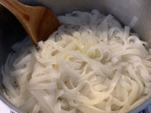 Recette wok de boeuf et nouilles chinoises -Cuire les nouilles chinoises dans un grand volume d'eau salée, les égoutter et ajouter un peu d'huile d'olive pour éviter qu'elles ne collent.