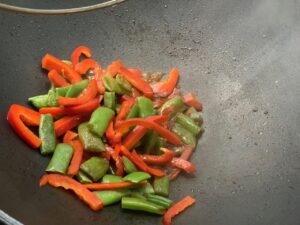 Recette wok de boeuf et nouilles chinoises -Dans un wok très chaud, ou une grande poêle, griller les lamelles de viande très rapidement de chaque côté. Les réserver et cuire les légumes quelques minutes à leur tour.