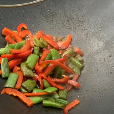 Recette wok de boeuf et nouilles chinoises -Dans un wok très chaud, ou une grande poêle, griller les lamelles de viande très rapidement de chaque côté.
Les réserver et cuire les légumes quelques minutes à leur tour.