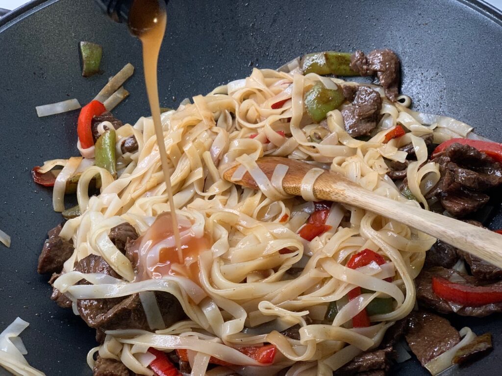 Recette wok de boeuf et nouilles chinoises -Ajouter les nouilles et la viande dans le wok. 
Verser dessus la sauce aigre douce et servir aussitôt pour ne pas assécher le tout.