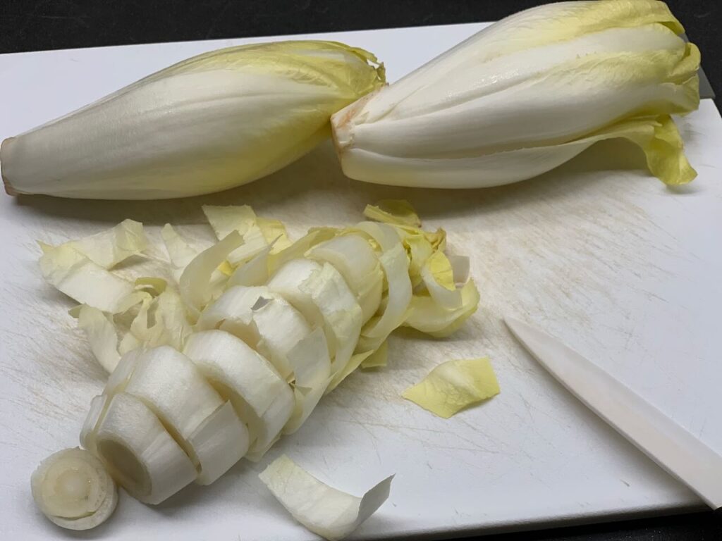 Velouté d'endives au miel - Nettoyer les endives en les passant sous l'eau puis émincer-les.