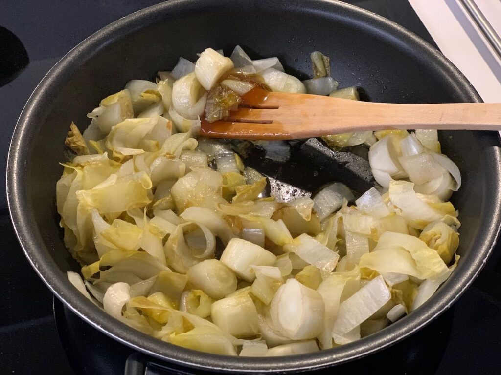 Velouté d'endives au miel - Faites-les revenir à la poêle dans l'huile pendant 5 minutes.
