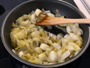 Velouté d'endives au miel - Faites-les revenir à la poêle dans l'huile pendant 5 minutes.