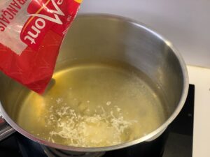 Velouté d'endives au miel - Dans une casserole, faites chauffer l'eau. Ajouter le bouillon, l'emmental et le lait.