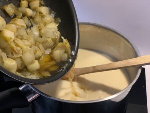 Velouté d'endives au miel - Verser les endives dans l'eau chaude et mixer le tout. Saler et poivrer.