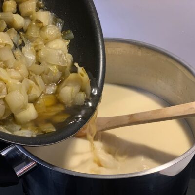 Velouté d'endives au miel - Verser les endives dans l'eau chaude et mixer le tout.
Saler et poivrer.