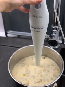 Velouté d'endives au miel - Verser les endives dans l'eau chaude et mixer le tout. Saler et poivrer.