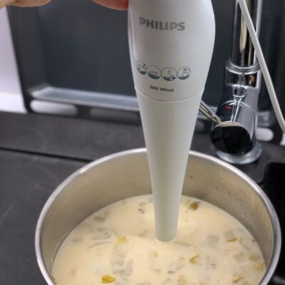 Velouté d'endives au miel - Verser les endives dans l'eau chaude et mixer le tout.
Saler et poivrer.