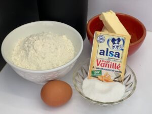 Recette tarte cookies aux pépites de chocolat et M&Ms -Préparer tous les ingrédients nécessaires à la réalisation de vos 2 étapes.