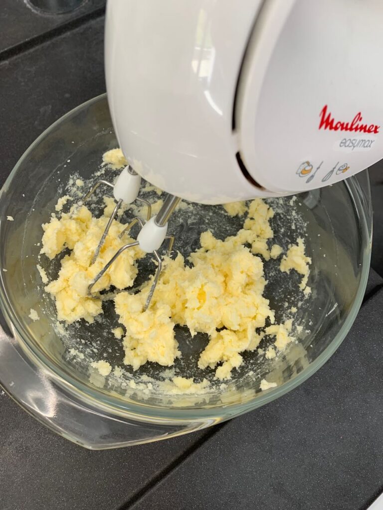 Recette tarte cookies aux pépites de chocolat et M&Ms - Battre le beurre avec le sucre.