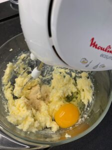 Recette tarte cookies aux pépites de chocolat et M&Ms - Ajouter l'oeuf et la vanille et mélanger à vitesse moyenne.