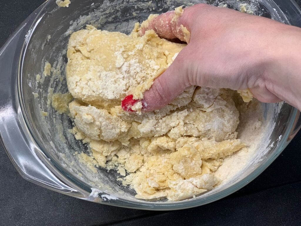 Recette tarte cookies aux pépites de chocolat et M&Ms -Ajouter la farine et mélanger jusqu'à ce que le mélange soit bien uniforme.