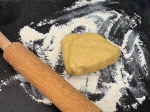 Recette tarte cookies aux pépites de chocolat et M&Ms - Etaler la pâte sur une surface farinée et transférer dans un cercle de diamètre de 26 cm.