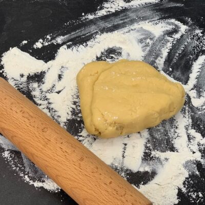 Recette tarte cookies aux pépites de chocolat et M&Ms - Etaler la pâte sur une surface farinée et transférer dans un cercle de diamètre de 26 cm.