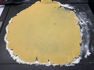 Recette tarte cookies aux pépites de chocolat et M&Ms - Etaler la pâte sur une surface farinée et transférer dans un cercle de diamètre de 26 cm.