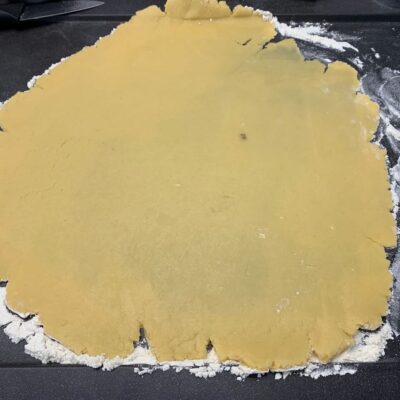 Recette tarte cookies aux pépites de chocolat et M&Ms - Etaler la pâte sur une surface farinée et transférer dans un cercle de diamètre de 26 cm.