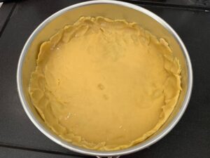 Recette tarte cookies aux pépites de chocolat et M&Ms - Etaler la pâte sur une surface farinée et transférer dans un cercle de diamètre de 26 cm.