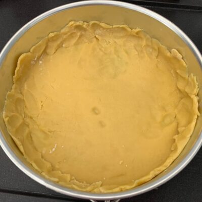 Recette tarte cookies aux pépites de chocolat et M&Ms - Etaler la pâte sur une surface farinée et transférer dans un cercle de diamètre de 26 cm.