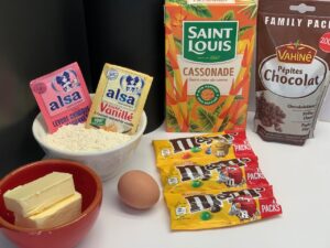 Recette tarte cookies aux pépites de chocolat et M&Ms -Préparer tous les ingrédients nécessaires à la réalisation de vos 2 étapes.