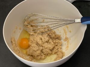 Recette tarte cookies aux pépites de chocolat et M&Ms -Incorporer l'oeuf puis la farine et la levure.