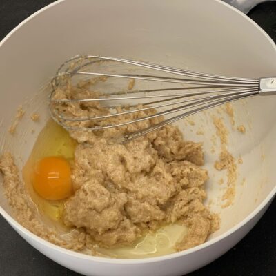 Recette tarte cookies aux pépites de chocolat et M&Ms -Incorporer l'oeuf puis la farine et la levure.