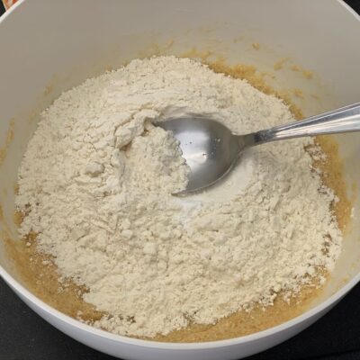 Recette tarte cookies aux pépites de chocolat et M&Ms -Incorporer l'oeuf puis la farine et la levure.