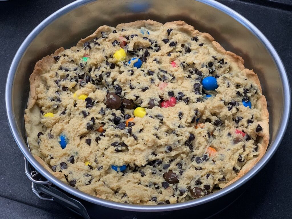 Recette tarte cookies aux pépites de chocolat et M&Ms -Mettre la pâte sur le fond de tarte.
Faire cuire 25 min à 180°C.