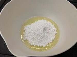Recette macarons aux amandes effilées -Préchauffer votre four à 180°C. Fouetter les blancs d'oeufs avec la moitié du sucre glace jusqu'à l'obtention d'une mousse ferme.