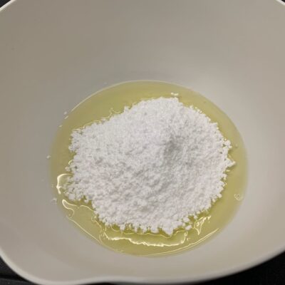 Recette macarons aux amandes effilées -Préchauffer votre four à 180°C.
Fouetter les blancs d'oeufs avec la moitié du sucre glace jusqu'à l'obtention d'une mousse ferme.