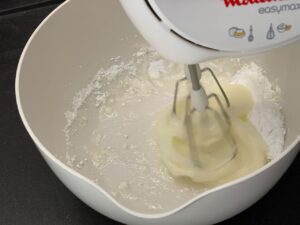 Recette macarons aux amandes effilées -Préchauffer votre four à 180°C. Fouetter les blancs d'oeufs avec la moitié du sucre glace jusqu'à l'obtention d'une mousse ferme.