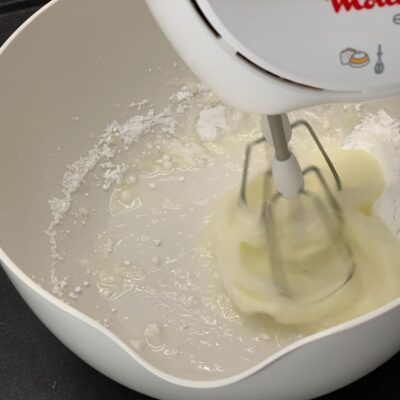 Recette macarons aux amandes effilées -Préchauffer votre four à 180°C.
Fouetter les blancs d'oeufs avec la moitié du sucre glace jusqu'à l'obtention d'une mousse ferme.