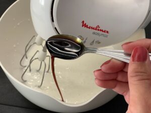 Recette macarons aux amandes effilées -Ajouter l'extrait de vanille, le reste du sucre glace et la poudre d'amande. Mélanger délicatement jusqu'à ce que le mélange soit homogène.