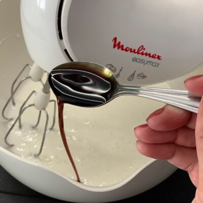 Recette macarons aux amandes effilées -Ajouter l'extrait de vanille, le reste du sucre glace et la poudre d'amande.
Mélanger délicatement jusqu'à ce que le mélange soit homogène.