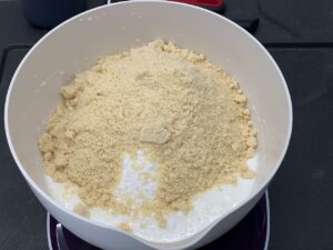 Recette macarons aux amandes effilées -Ajouter l'extrait de vanille, le reste du sucre glace et la poudre d'amande. Mélanger délicatement jusqu'à ce que le mélange soit homogène.