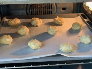 Recette macarons aux amandes effilées -Placer les macarons sur une plaque à pâtisserie en les espaçant un peu car ils vont s'aplatir au four.