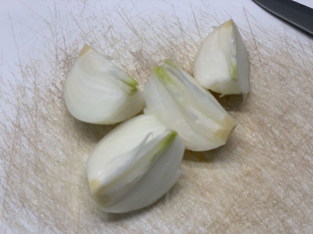 Recette blanquette de saumon -Eplucher votre oignon et couper le en 4.