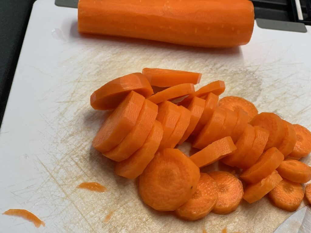 Recette blanquette de saumon -Eplucher et émincer les carottes.