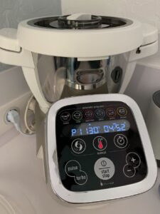 Recette blanquette de saumon -Remplacer par le mélangeur. Ajouter l'huile d'olive, les carottes, les champignons et lancer le mode mijoter P1 à 130°C pendant 5 min.