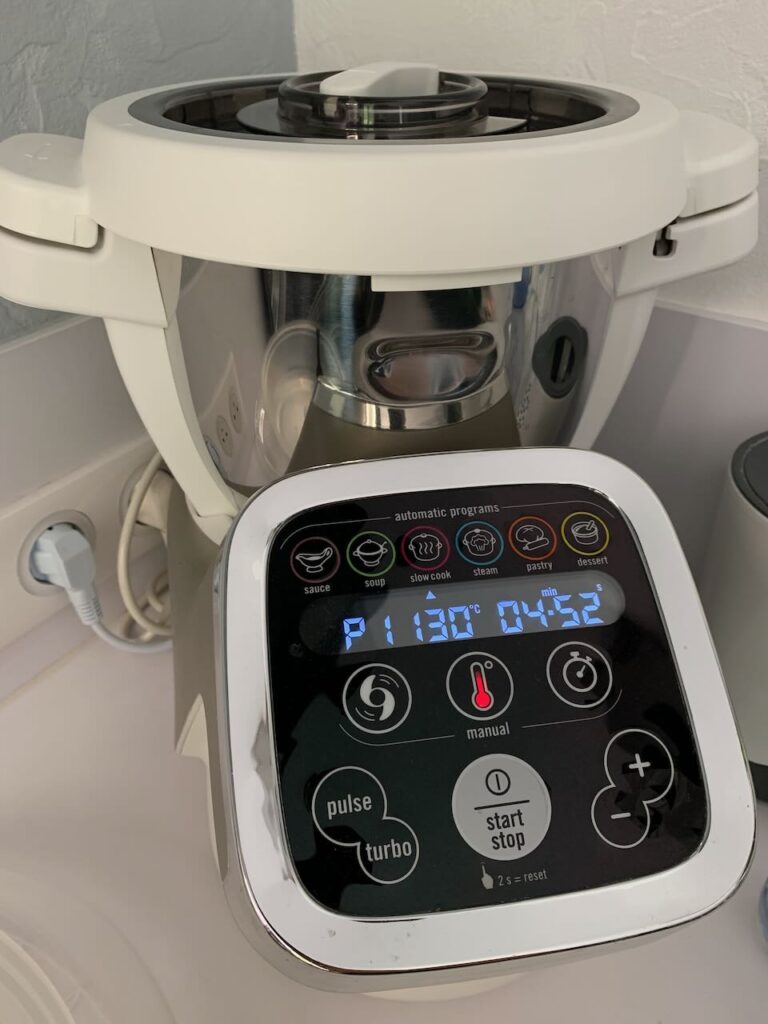 Recette blanquette de saumon -Remplacer par le mélangeur.
Ajouter l'huile d'olive, les carottes, les champignons et lancer le mode mijoter P1 à 130°C pendant 5 min.