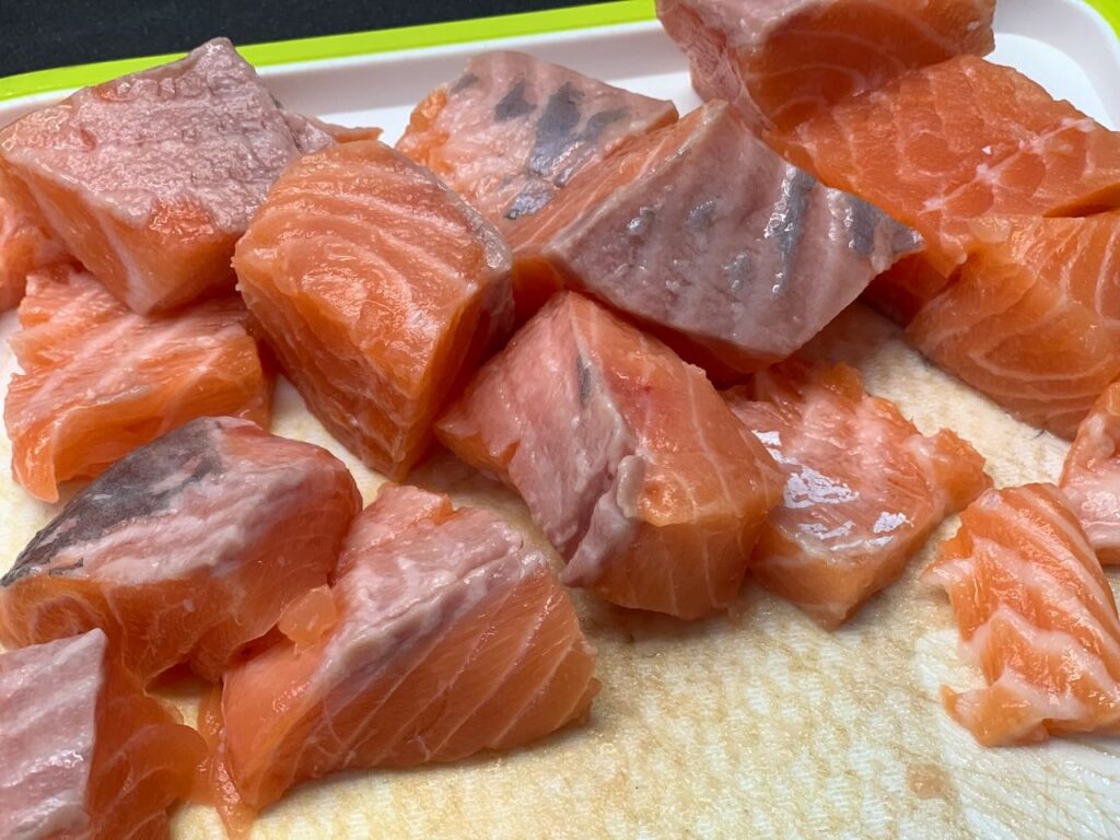 Recette blanquette de saumon -Oter la peau du saumon et couper le en morceaux.