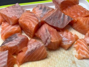 Recette blanquette de saumon -Oter la peau du saumon et couper le en morceaux.