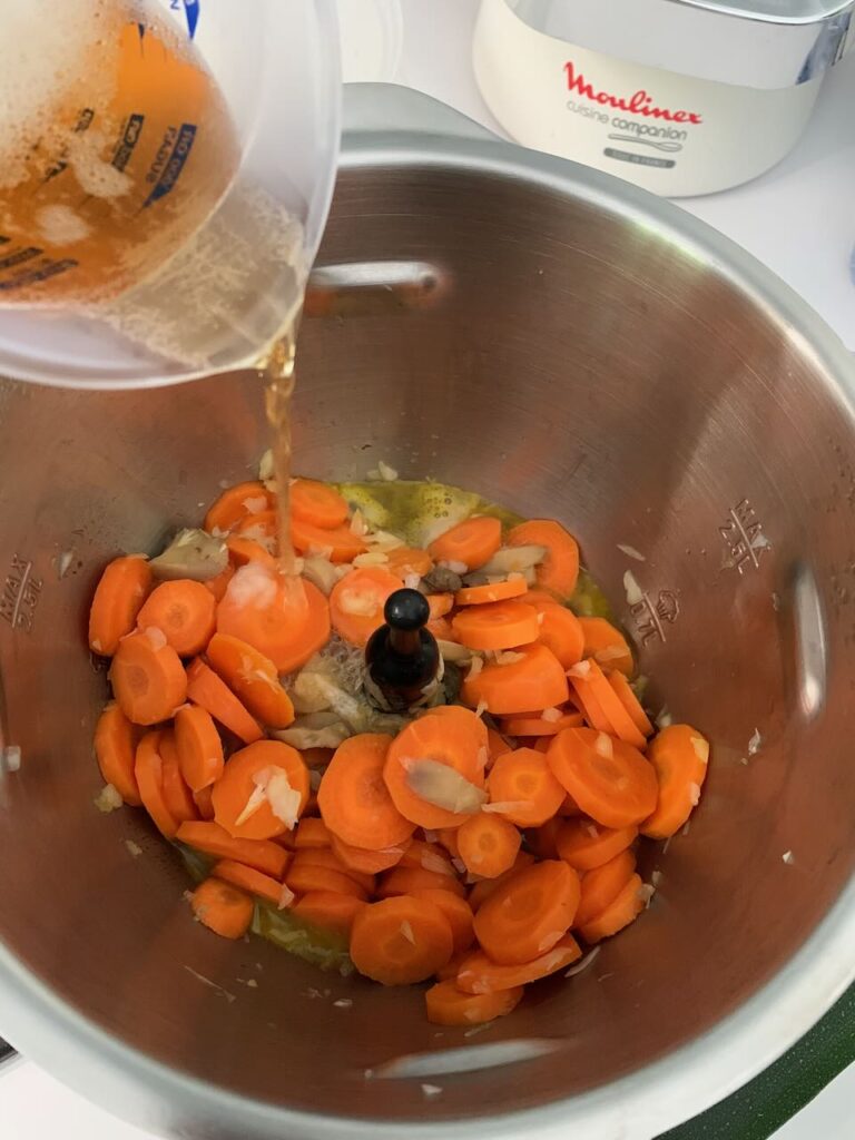 Recette blanquette de saumon -Une fois le programme terminé, ajouter la bière, la farine, l'estragon et le saumon.
Saler et poivrer.
Lancer le programme Mijoter P2 à 95°C pendant 30 min.
