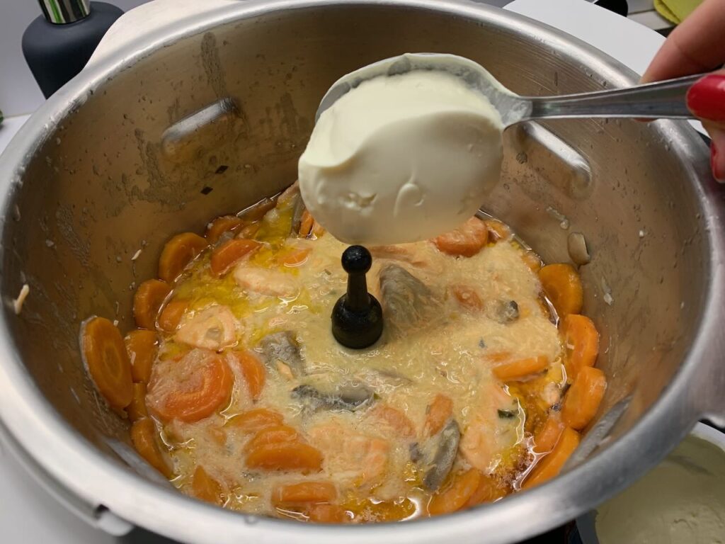 Recette blanquette de saumon -Ajouter la crème et relancer 3 min.