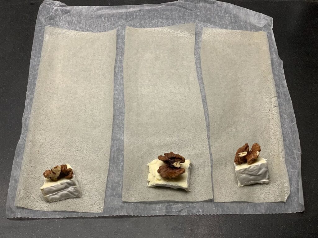 Recette croustillant noix camembert -Couper des bandes de bricks d'environ 10 cm.
Déposer un morceau de camembert en bas de chacune d'elle puis 2 cerneaux de noix par dessus.