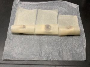 Recette croustillant noix camembert -Rouler les feuilles de bricks deux fois sur elles-mêmes puis rabattre les 2 côtés sur la garniture. Continuer de rouler les feuilles jusqu'au bout.