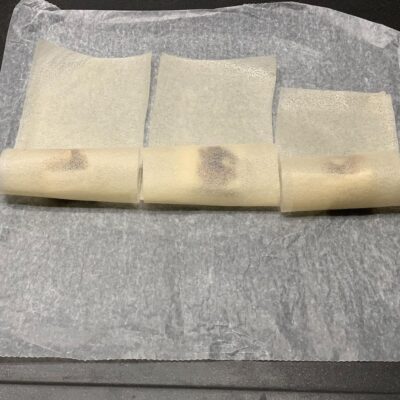 Recette croustillant noix camembert -Rouler les feuilles de bricks deux fois sur elles-mêmes puis rabattre les 2 côtés sur la garniture.
Continuer de rouler les feuilles jusqu'au bout.