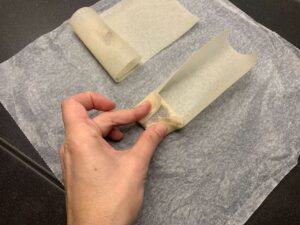 Recette croustillant noix camembert -Rouler les feuilles de bricks deux fois sur elles-mêmes puis rabattre les 2 côtés sur la garniture. Continuer de rouler les feuilles jusqu'au bout.