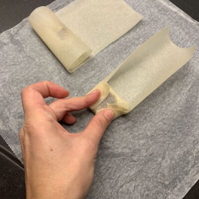 Recette croustillant noix camembert -Rouler les feuilles de bricks deux fois sur elles-mêmes puis rabattre les 2 côtés sur la garniture.
Continuer de rouler les feuilles jusqu'au bout.