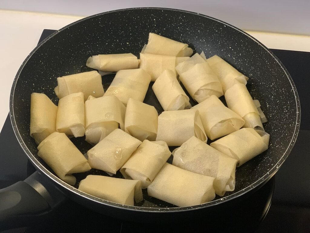 Recette croustillant noix camembert -Faites chauffer l'huile dans une poêle et faites dorer les croustillants de chaque côté.

Server-les à l'apéro ou dans une salade verte.
